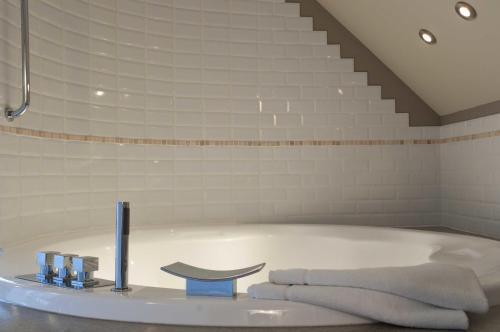 Foto de una habitación de Hotel Le Clos - Relais &amp;amp; Chateaux