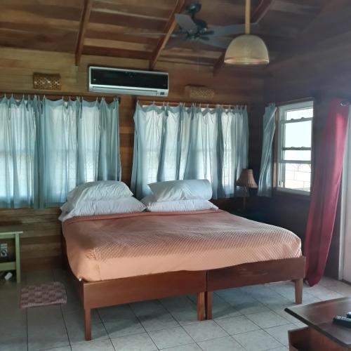 Foto de una habitación de Hotel Coco&amp;#039;s Beachfront Cabanas