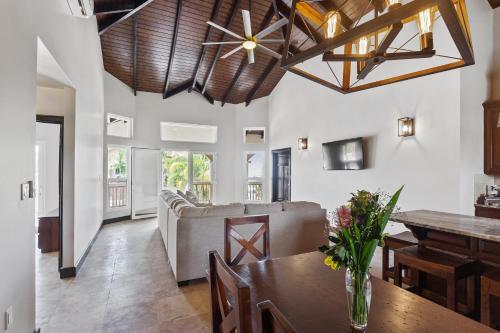 Foto de una habitación de Sirenian Bay Resort -Villas &amp;amp; All Inclusive Bungalows
