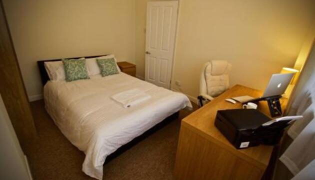 Foto de A very clean and pretty Bath property right by beautiful canal, shops and town.