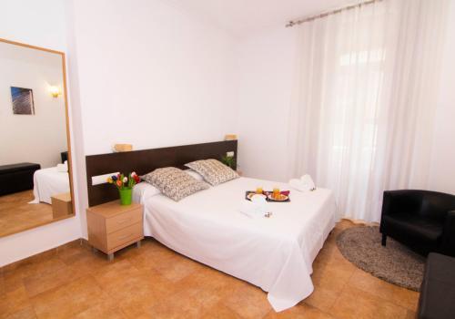 Foto de una habitación de Living Valencia Apartments - Merced