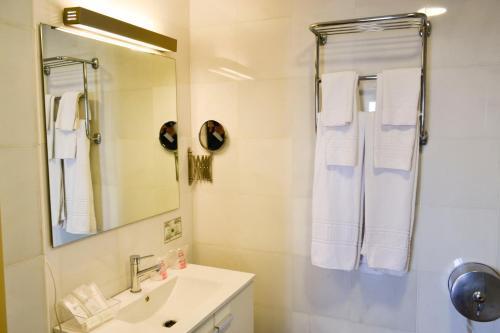 Foto del baño de Hotel Apartamentos Don Carlos