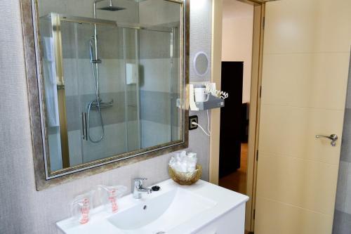 Foto del baño de Hotel Apartamentos Don Carlos