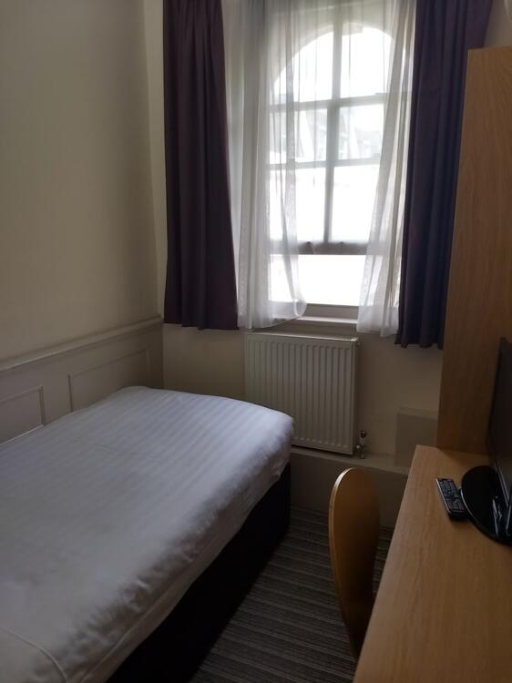 Foto de una habitación de Garden Court Hotel
