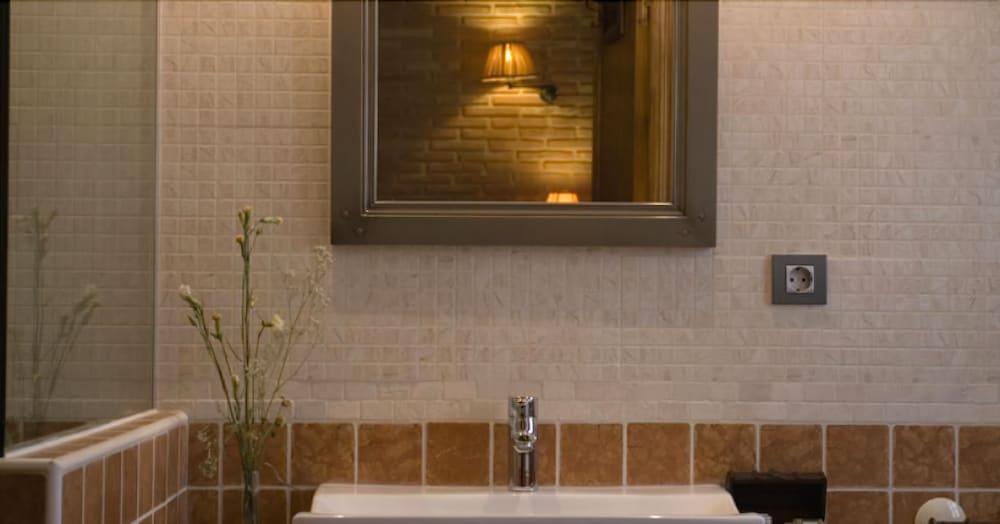 Foto del baño de Posada Los Condestables Hotel &amp;amp; Spa