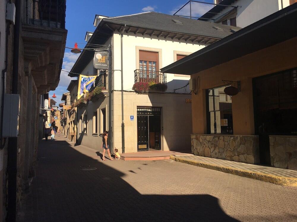 Foto del exterior de Hostal Santa Maria