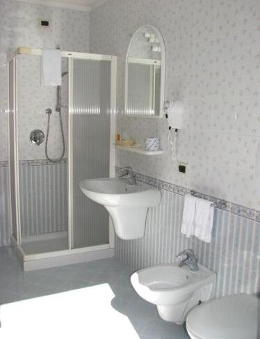 Foto del baño de Hotel Garnì Nès Crépes