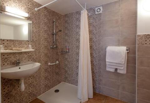 Foto del baño de Logis Hôtel Restaurant L&amp;#039;ancienne Auberge