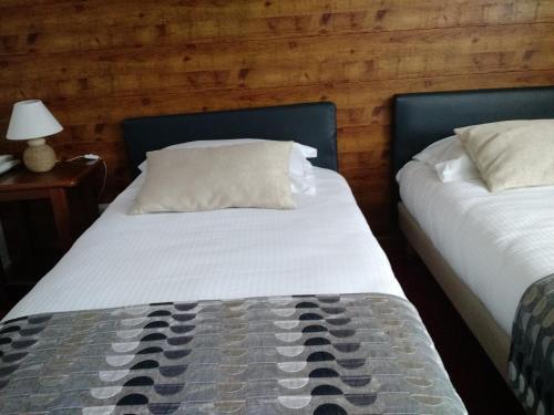 Foto de una habitación de Logis Hotel-Restaurant Spa Le Lac