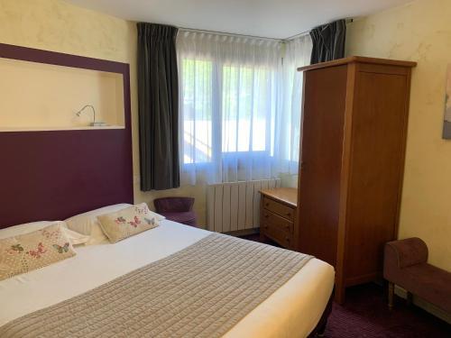 Foto de una habitación de Logis Hotel-Restaurant Spa Le Lac