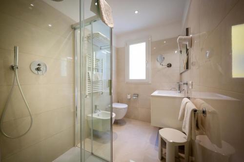 Foto del baño de International Beach Hotel
