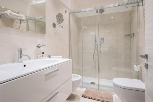 Foto del baño de International Beach Hotel