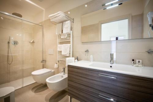 Foto del baño de International Beach Hotel