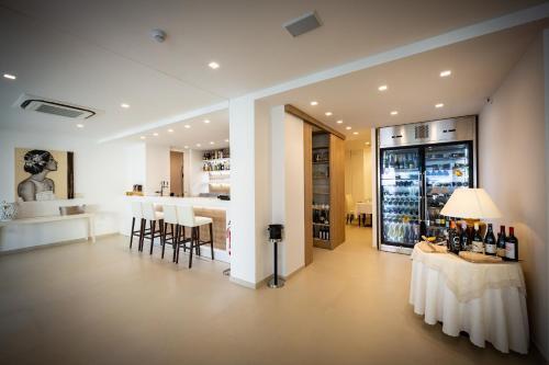 Foto de los servicios de International Beach Hotel