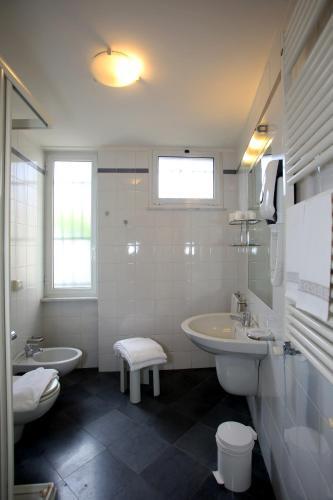 Foto del baño de Hotel Elena