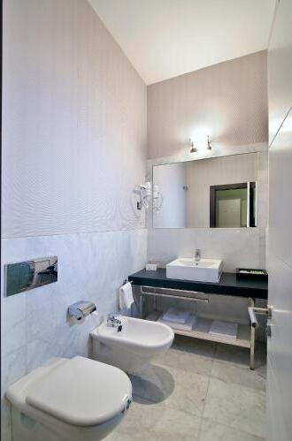 Foto del baño de Alhambra Suites