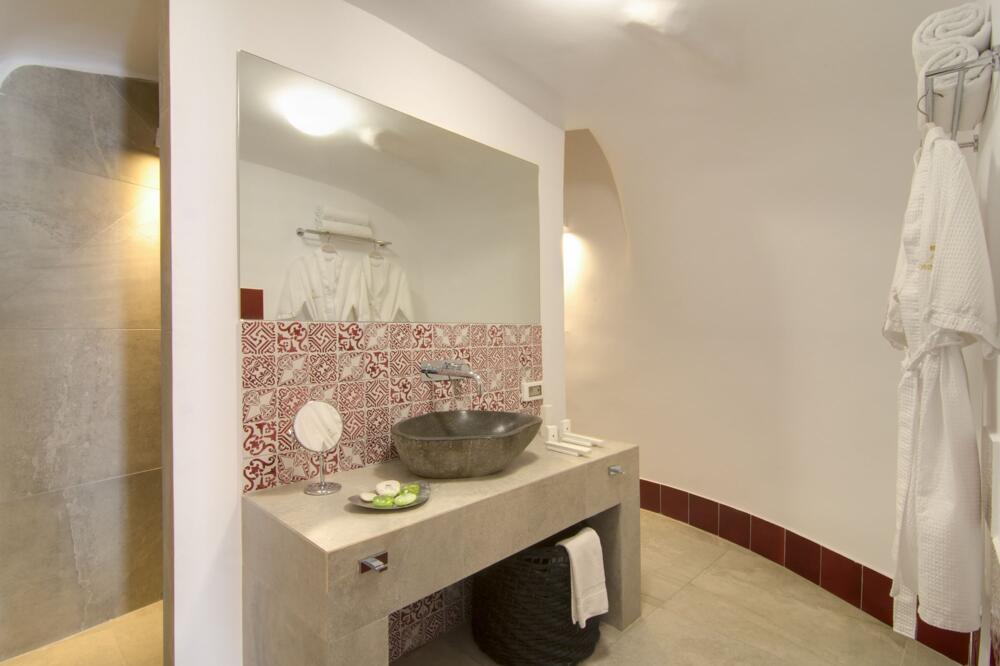 Foto del baño de Hotel Santorini Secret Suites &amp;amp; Spa