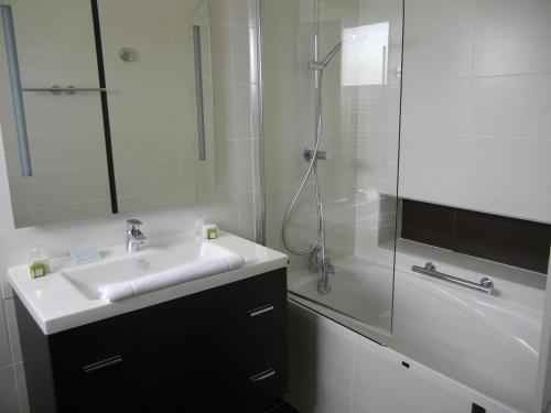 Foto del baño de Hotel des Pins