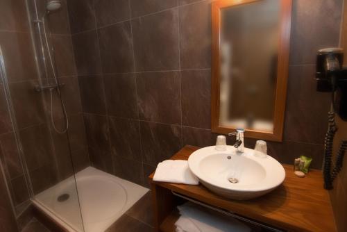 Foto del baño de Hotel &amp;amp; Résidence Les Vallées Labellemontagne