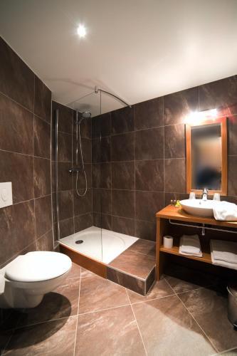 Foto del baño de Hotel &amp;amp; Résidence Les Vallées Labellemontagne