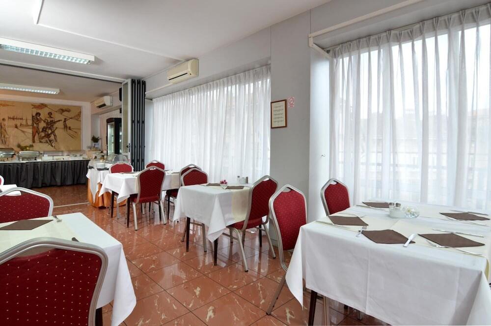 Foto de restauración de Hotel Neboder
