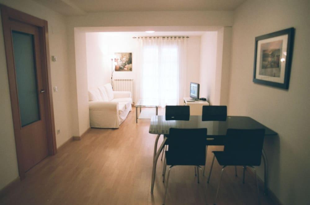 Foto de una habitación de Apartamentos Auhabitat Zaragoza, edificio de apartamentos turísticos con facilidad de parking