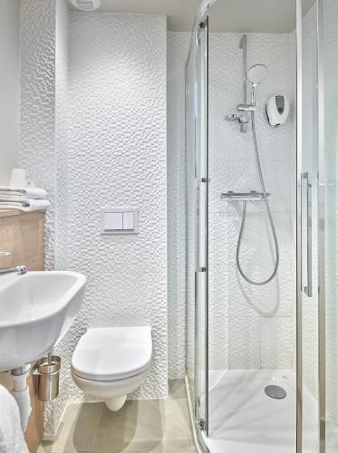 Foto de una habitación de Hôtel REVOTEL Nancy Centre Gare - &amp;quot;Plateaux repas disponibles uniquement sur réservation auprès de l&amp;#039;hôtel&amp;quot;