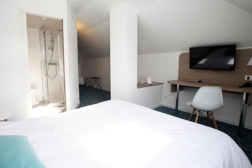 Foto de una habitación de Hôtel REVOTEL Nancy Centre Gare - &amp;quot;Plateaux repas disponibles uniquement sur réservation auprès de l&amp;#039;hôtel&amp;quot;