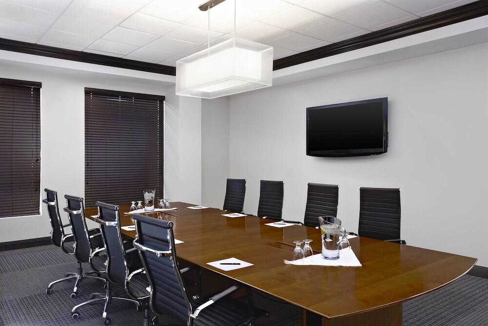 Foto general de Four Points by Sheraton Hotel &amp;amp; Suites Calgary West