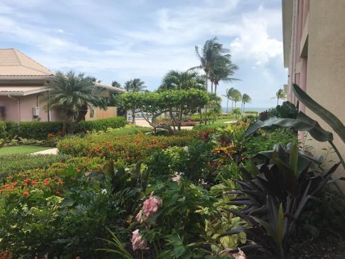 Foto de una habitación de Hotel Grand Caymanian Resort