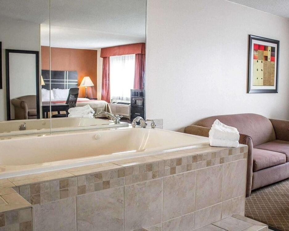 Foto de una habitación de Hotel Norwood Inn &amp;amp; Suites Columbus