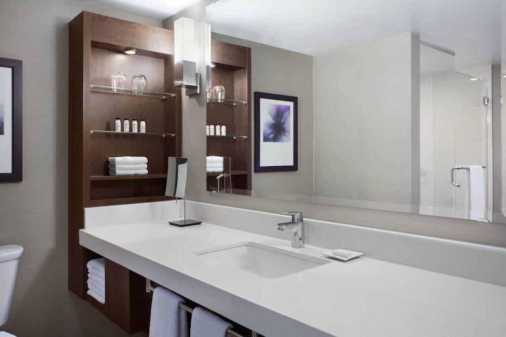 Foto del baño de Delta Hotels by Marriott Fredericton