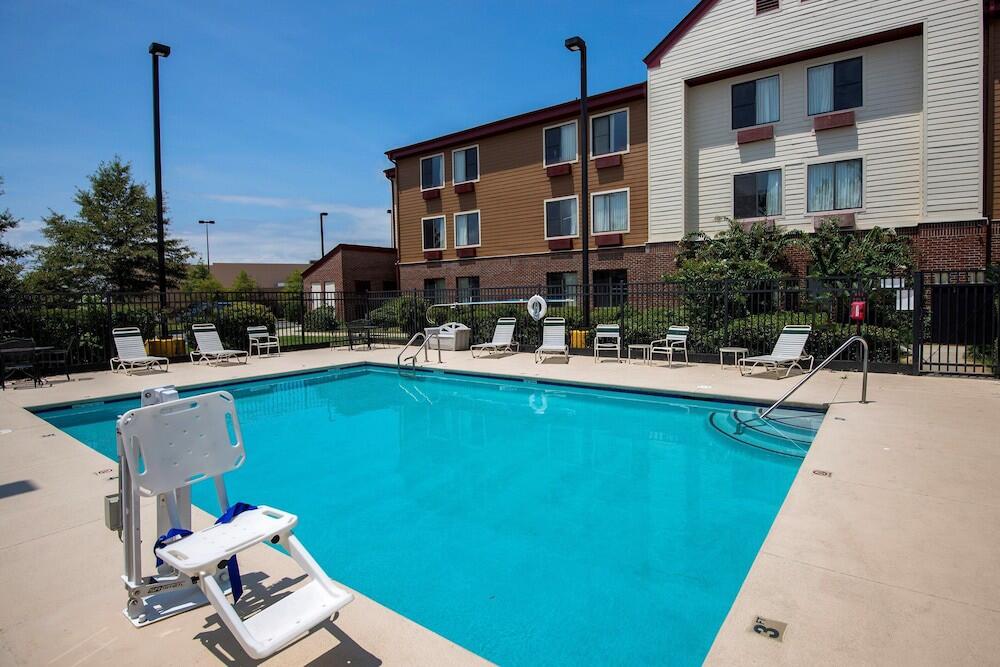 Foto de los servicios de Hotel Red Roof Inn &amp;amp; Suites Savannah Airport