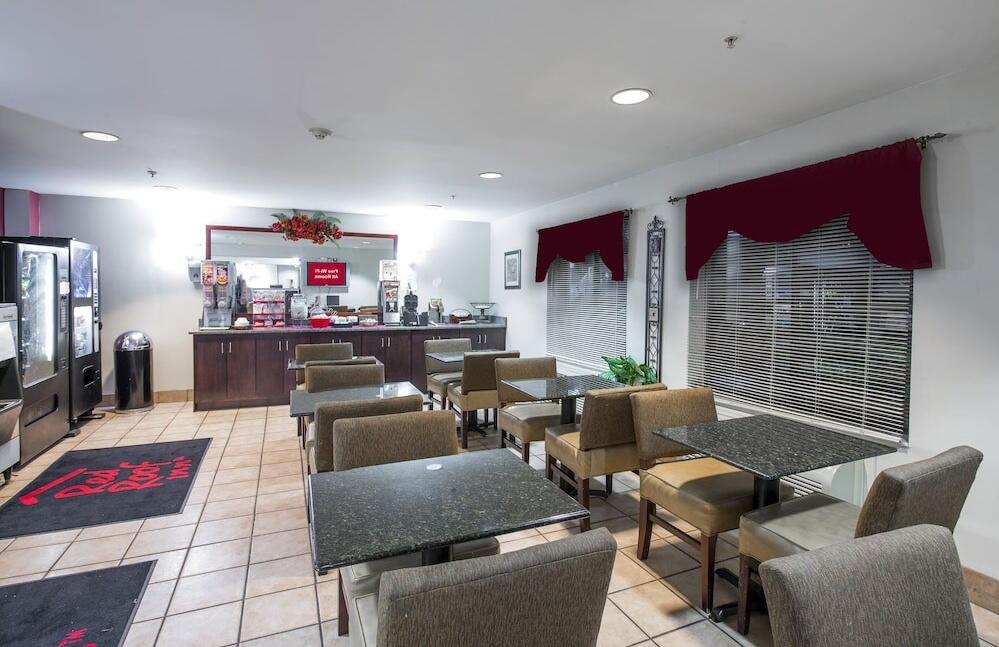 Foto de restauración de Hotel Red Roof Inn &amp;amp; Suites Savannah Airport