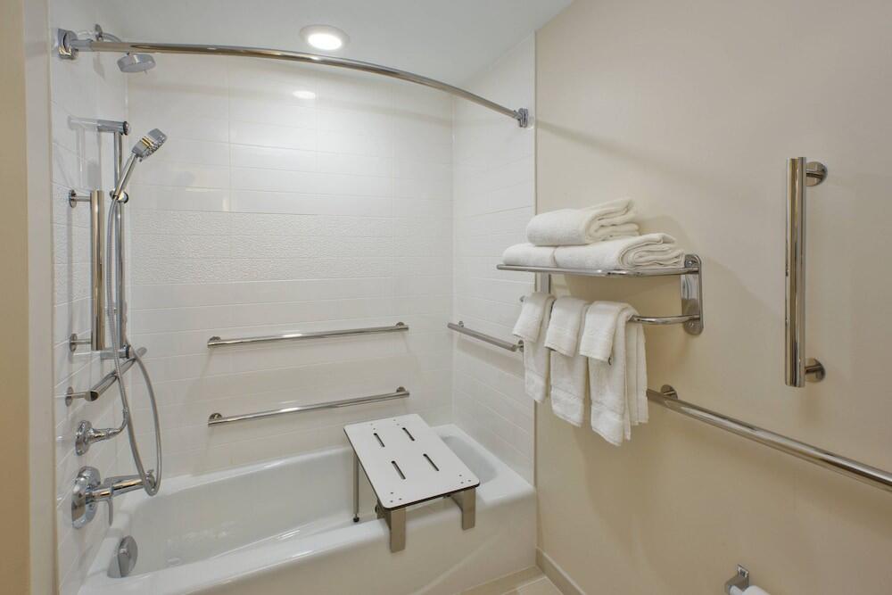 Foto del baño de Hotel Fairfield by Marriott Inn &amp;amp; Suites Herndon Reston