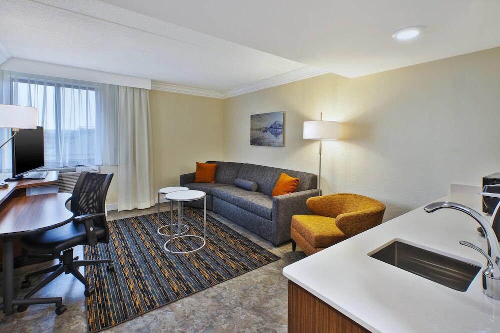 Foto de una habitación de Hotel Fairfield by Marriott Inn &amp;amp; Suites Herndon Reston