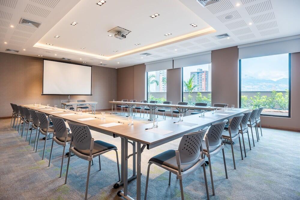 Foto de los servicios de Hotel Fairfield by Marriott Medellin Sabaneta