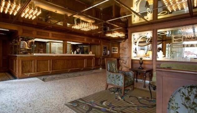 Foto de Crest Hotel