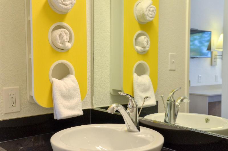 Bathroom – Motel 6-Santa Nella, CA - Los Banos - Interstate 5