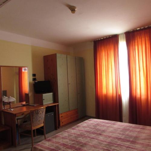 Foto de una habitación de Hotel Alpi Del Mare