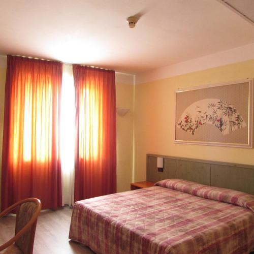 Foto de una habitación de Hotel Alpi Del Mare