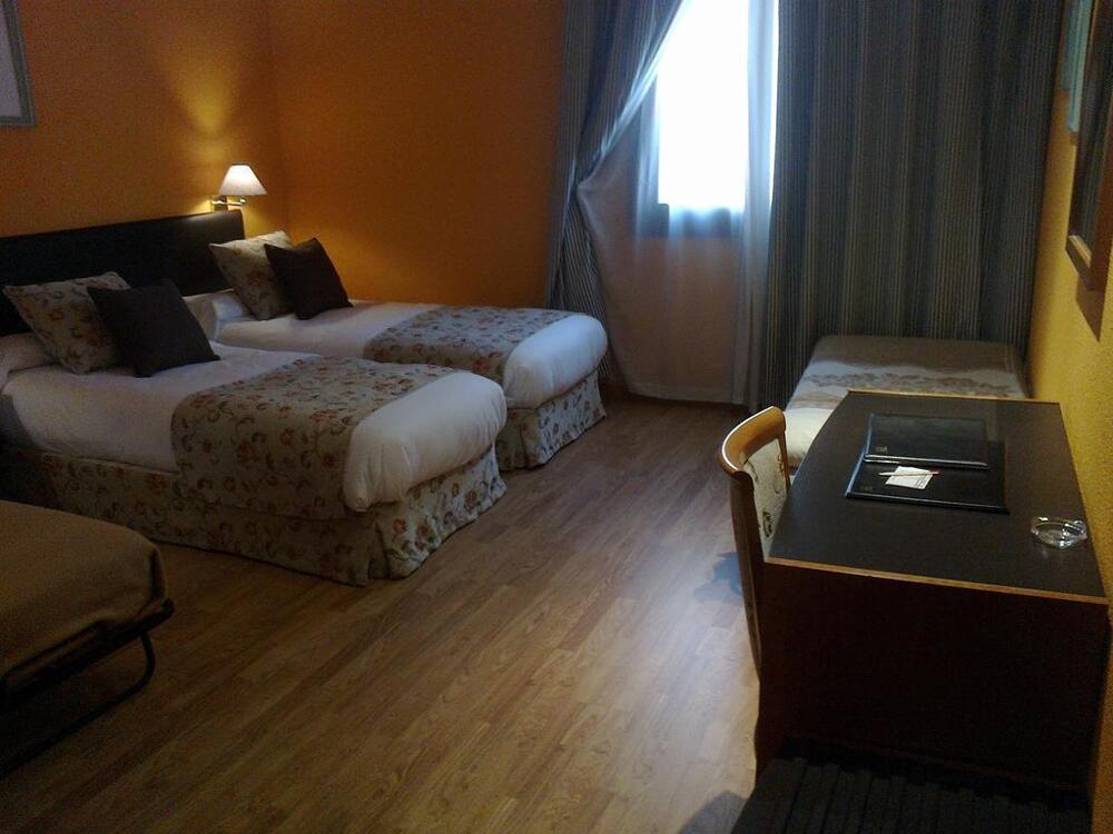 Foto de una habitación de Hotel Aeropuerto Ifema Madrid Torre Hogar Premium