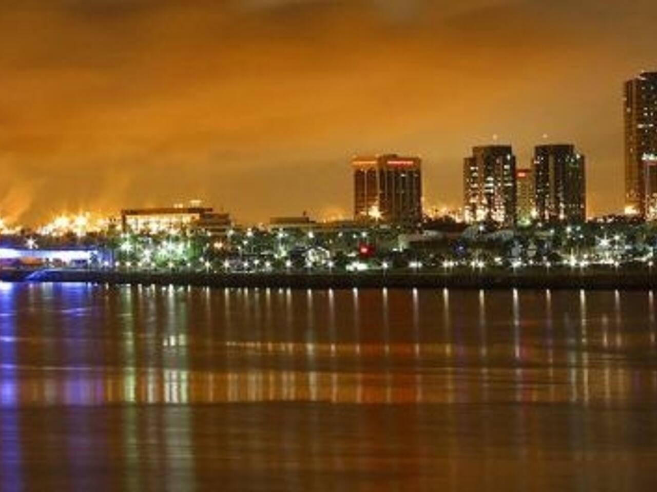 Fotografía de Long Beach de noche