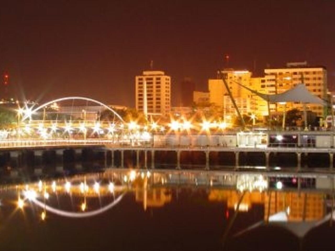 Fotografía de guayaquil de noche malecón